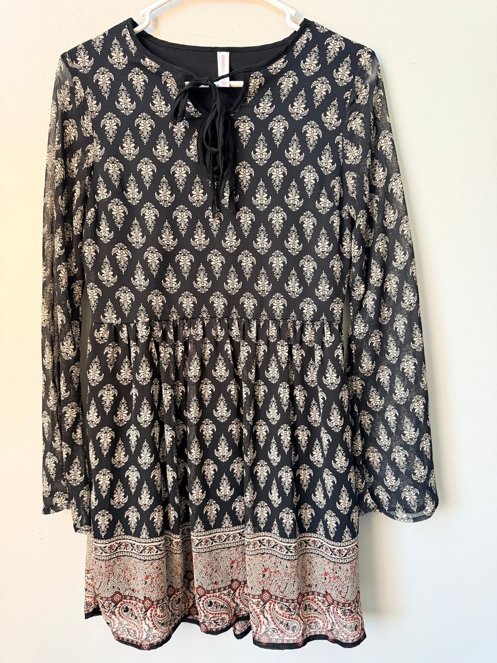 Xhilaration Boho Medallion Print Long Sleeve Dress Black Cream Sz Small Tie Neck